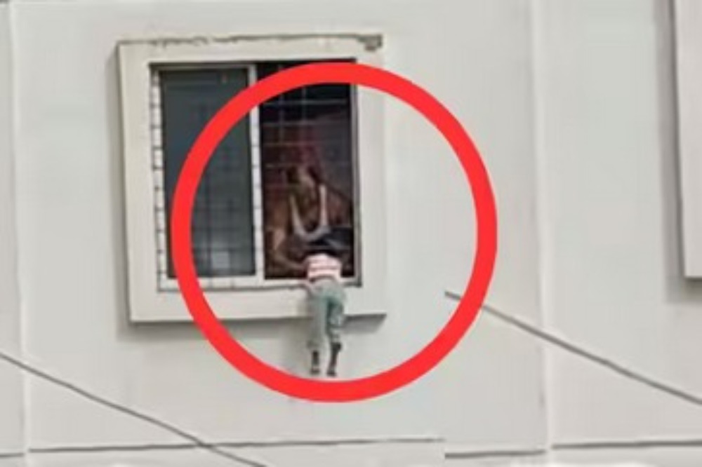 आईने कुलूप लावून गेली; चार वर्षांची मुलगी खिडकीत लटकली 